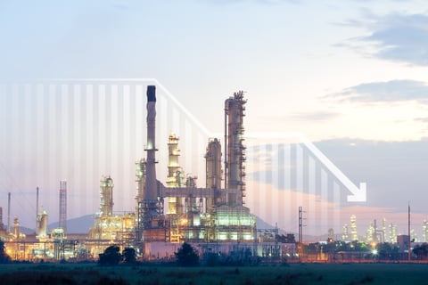 Raffinerie mit fallender Preiskurve