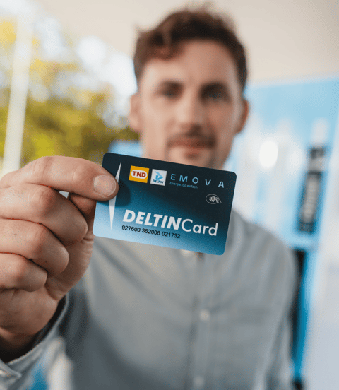 Ein Mann zeigt die DELTINCard