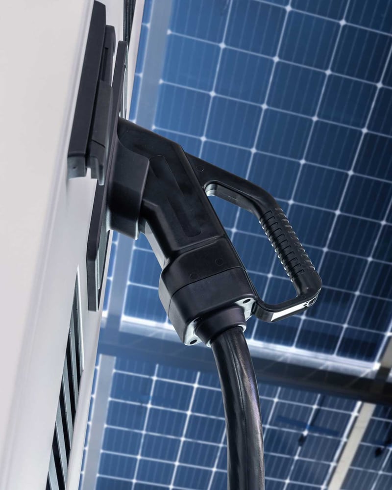 DC-Stecker unter Solarpaneel