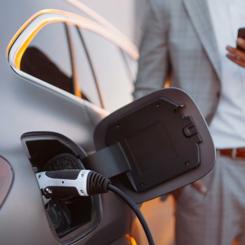 Graues Elektroauto wird aufgeladen