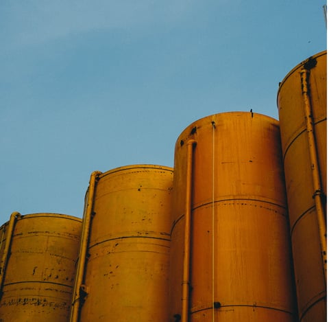 Öl-Barrells vor blauem Himmel