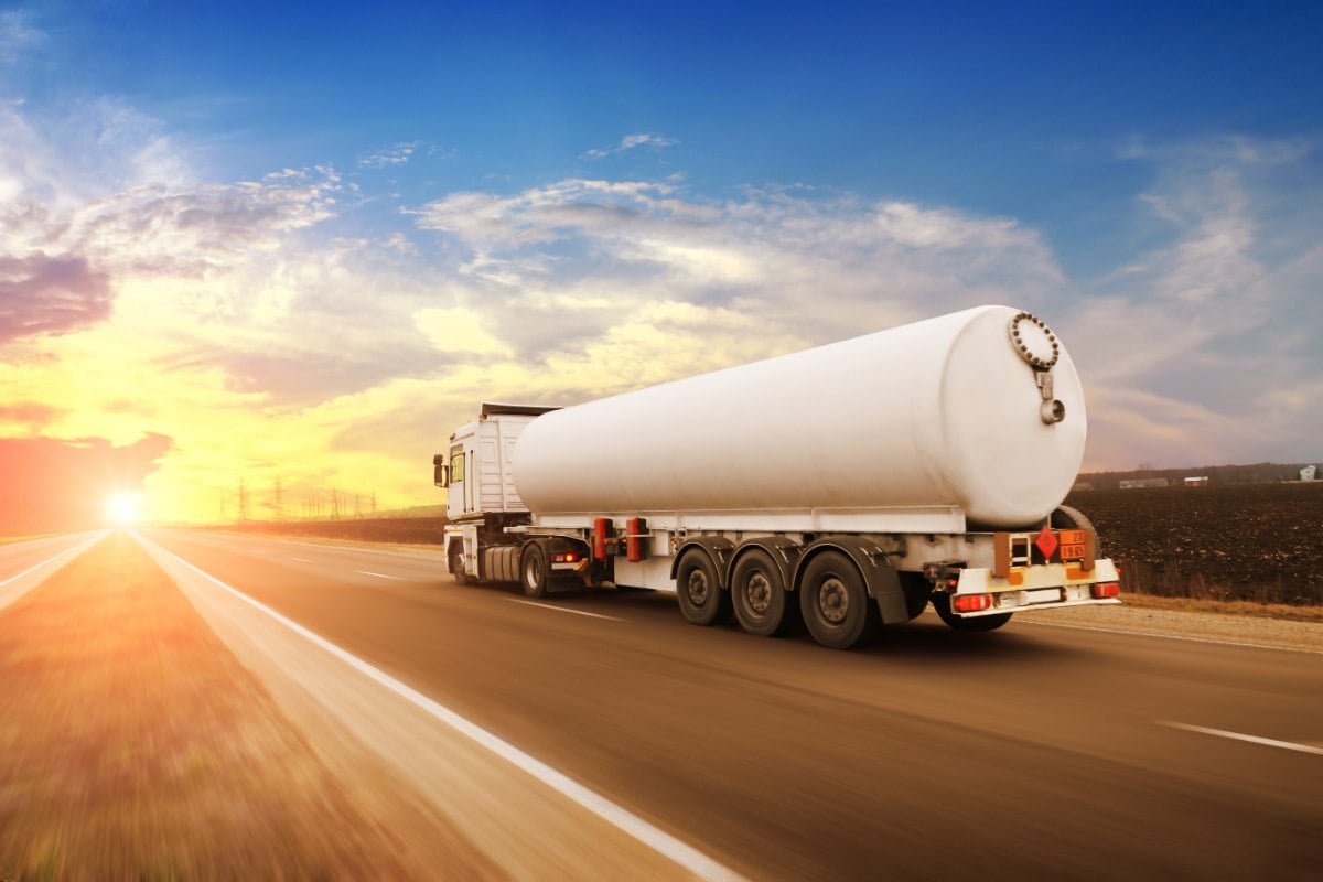 Tanklastwagen auf Autobahn vor Sonnenuntergang