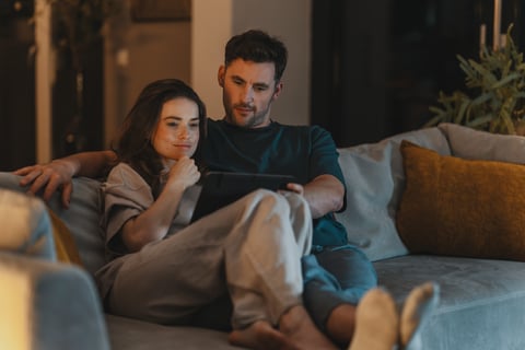 Paar auf dem Sofa mit Tablet