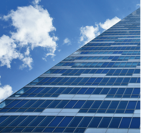 Solar-Paneele unter blauem Himmel