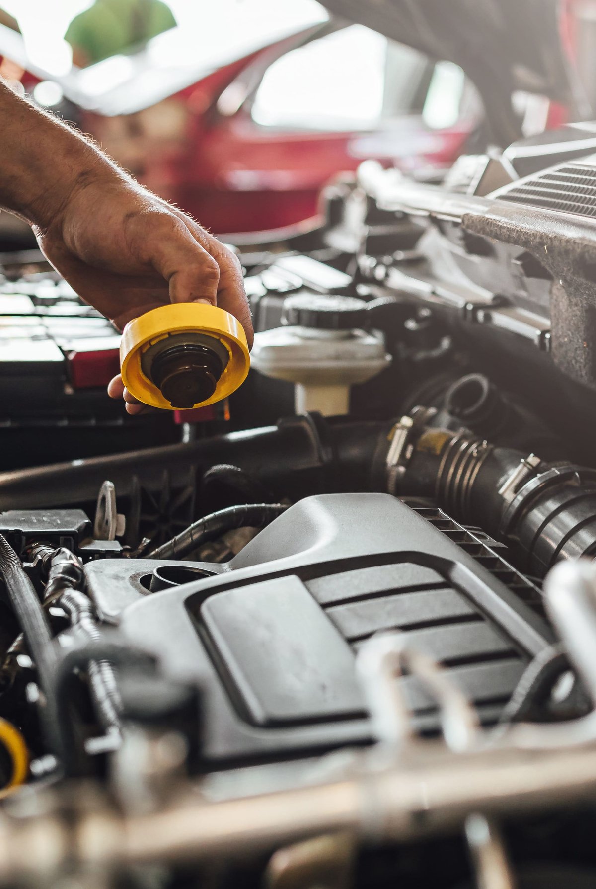 auto-mechanic-working-car-engine-technical-car-inspection-service Kopie