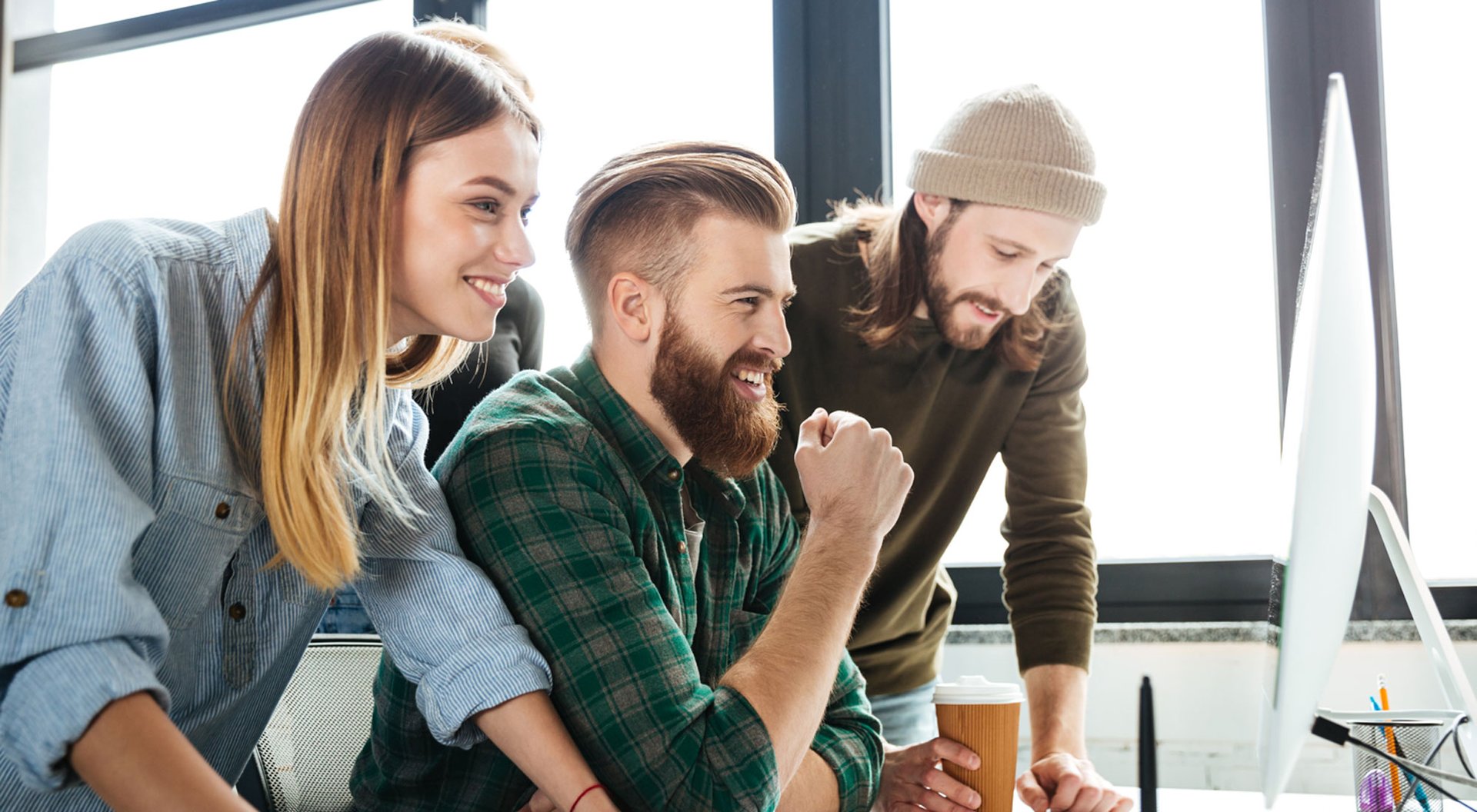 Kollegen sitzen vor Bildschrim
