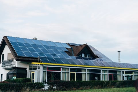 Dach mit Solar-Paneelen