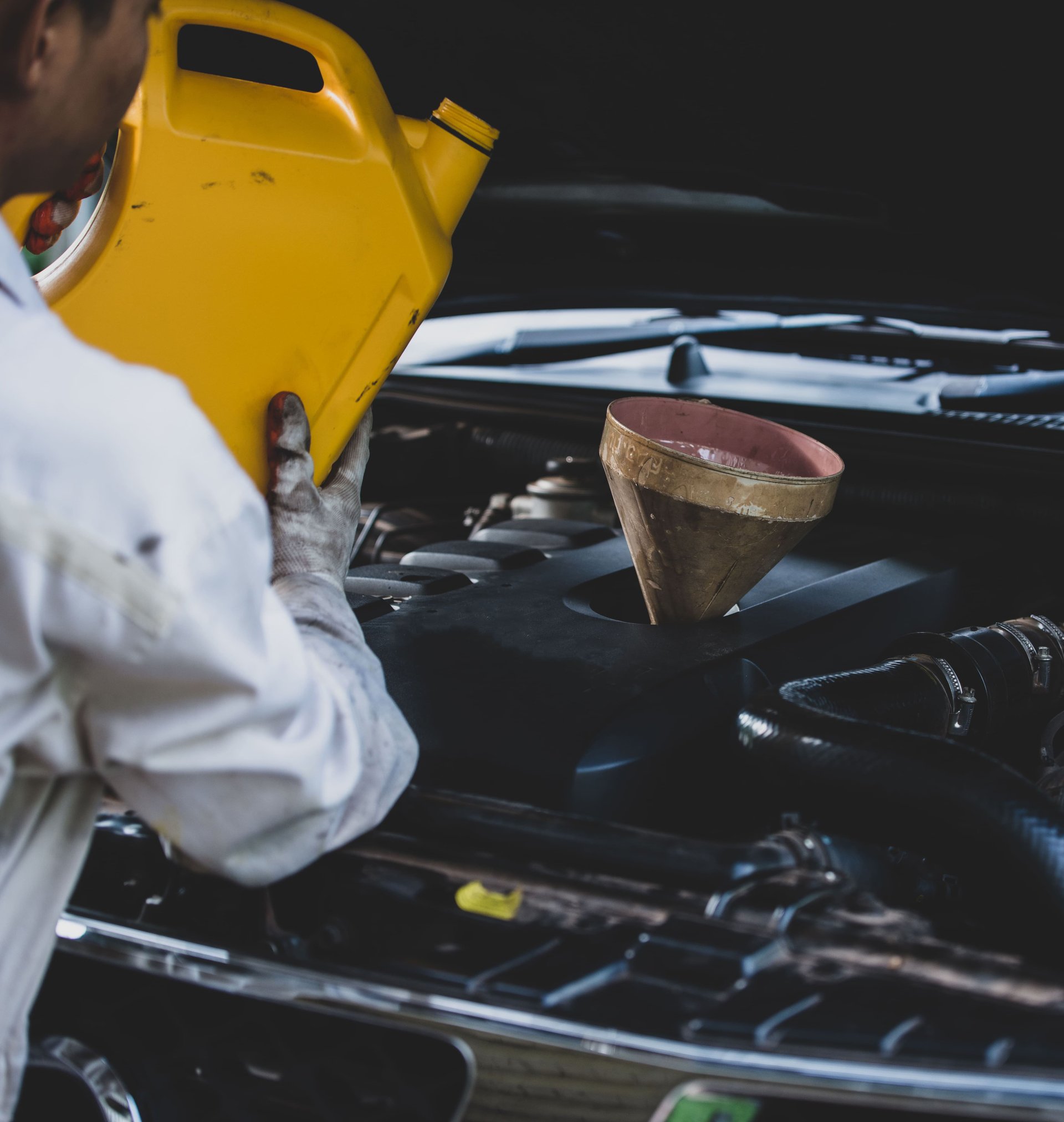 close-up-auto-mechanic-hand-pouring-replacing-fresh-oil-into-car-engine-auto-repair-garage-automobile-maintenance-industry-concept Kopie