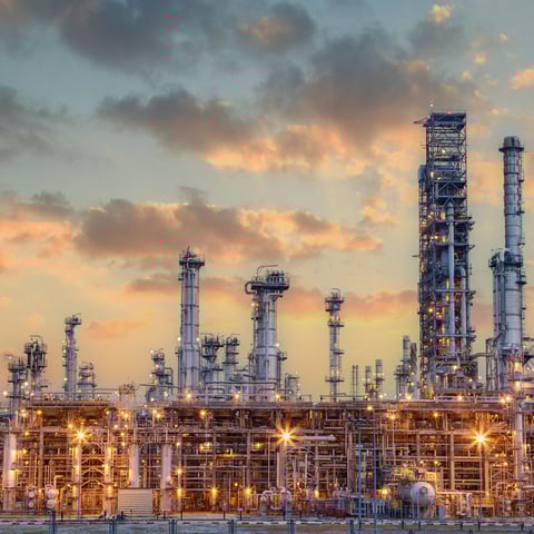 Erdölraffinerie von außen